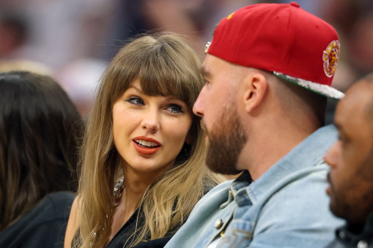 Den Travis Kelce an d'Taylor Swift bei engem Spill tëscht de Cleveland Cavaliers an den New York Knicks.