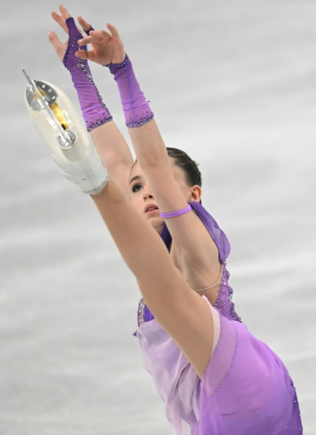 La Russe Kamila Valieva exécute son programme court lors de l'épreuve de patinage artistique par équipe des Jeux olympiques d'hiver le 6 février 2022 à Pékin