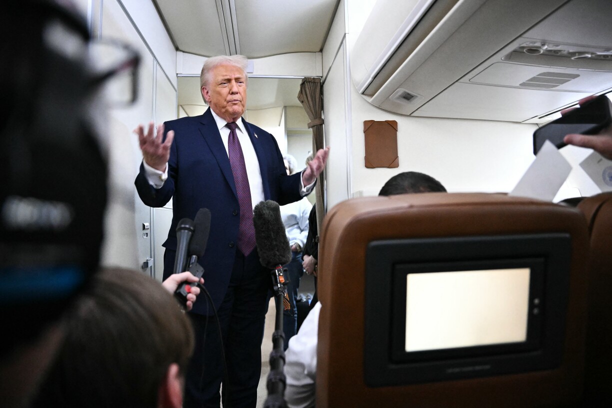 Den US-President mat Erklärungen u Bord vun der Air Force One