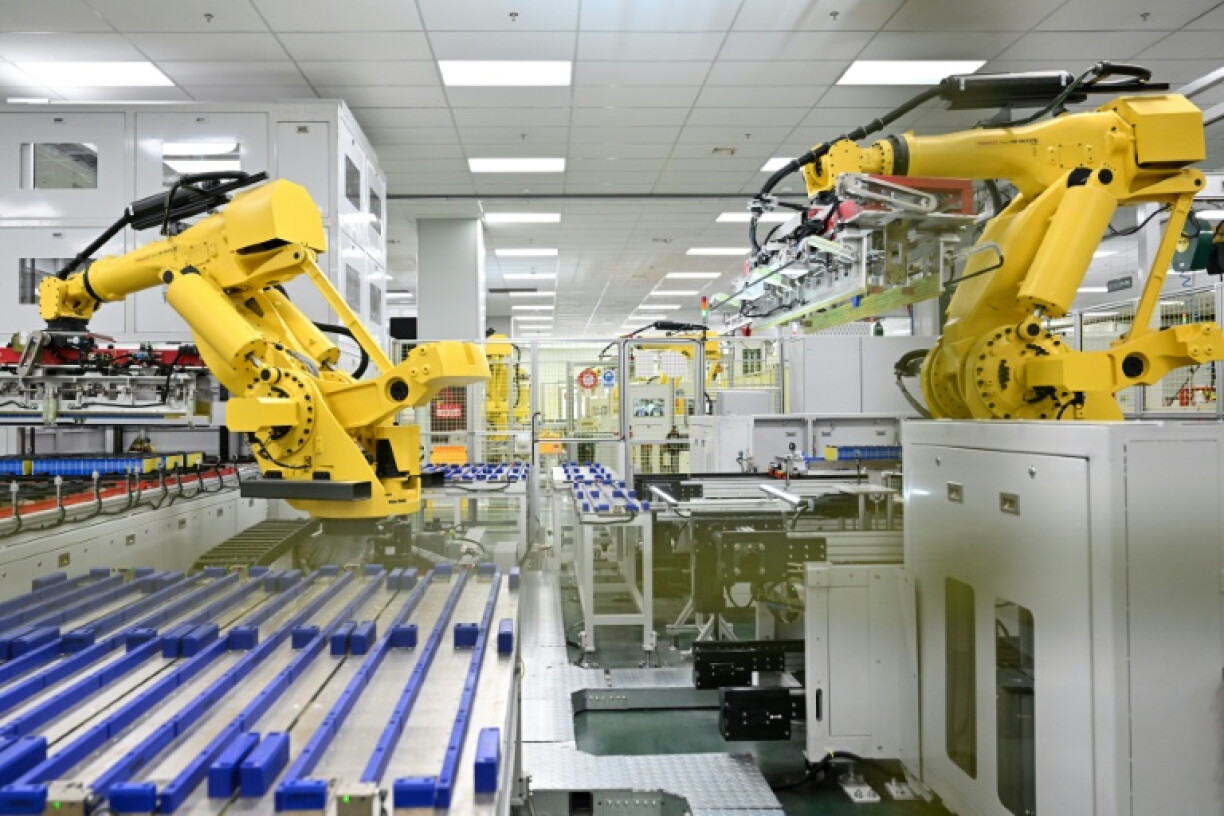Des robots à l'ouvrage dans une usine du groupe automobile chinois Leapmotor de Huzhou (Chine), le 26 avril 2026.