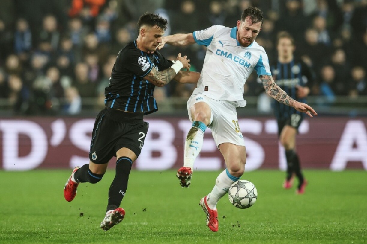 Le Marseillais Pierre-Emile Hojbjerg (D) lors de la défaite à Bruges en Ligue des champions (3-0), le 28 janvier 2026 à Bruges