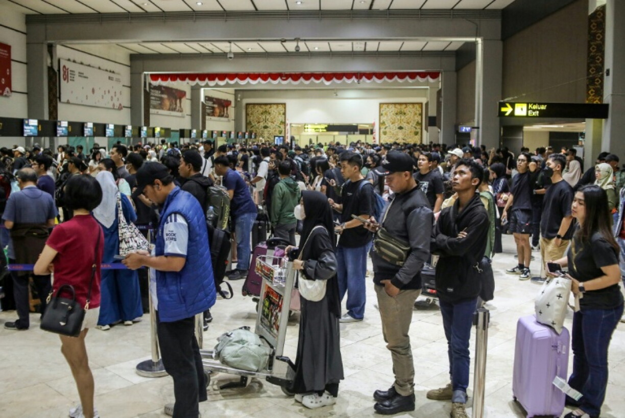 Indonesien haben die meisten Flughäfen ihren Betrieb wieder aufgenommen. Neben vier weiteren Flughäfen öffnete auch der größte Flughafen des Inselstaats nahe Jakarta wieder.