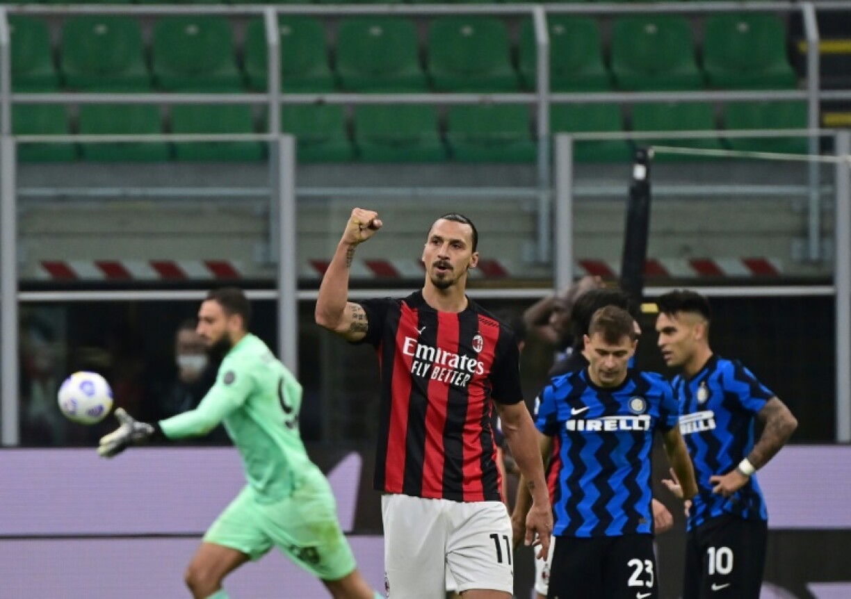 L'attaquant suédois de l'AC Milan, Zlatan Ibrahimovic (c), auteur d'un doublé lors du match de Serie A face à l'Inter, à Milan, le 17 octobre 2020