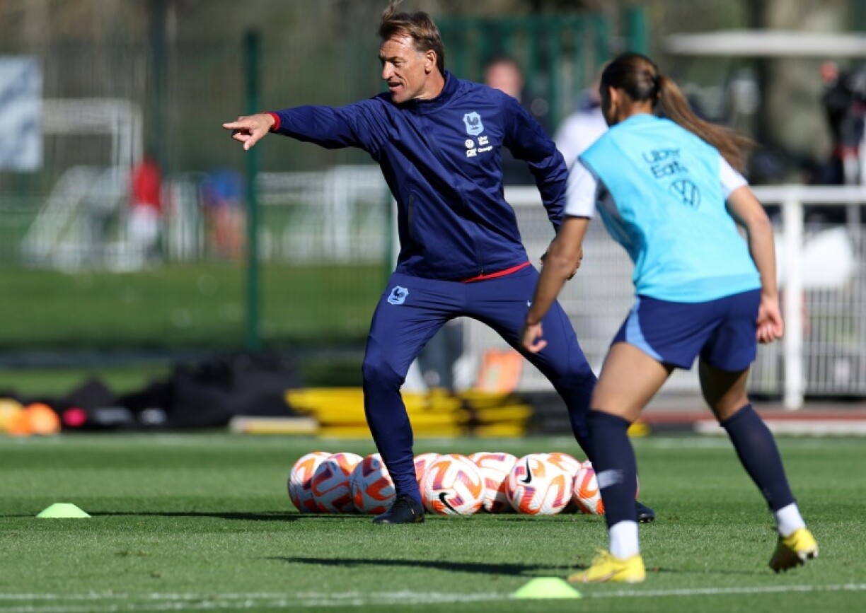 Le nouveau sélectionneur Hervé Renard dirige son premier entraînement lundi 3 avril à Clairefontaine.