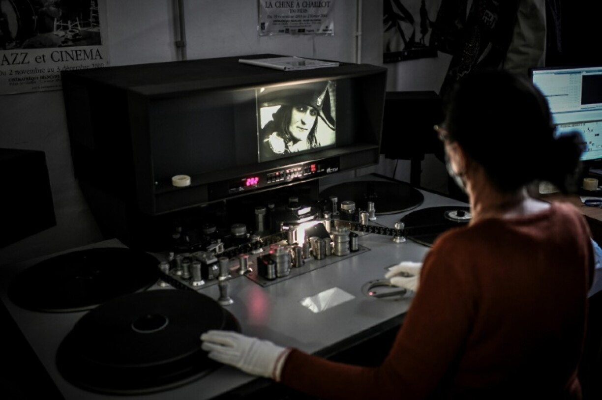 La monteuse Laure Marchaut travaillle sur le film Napoléon d'Abel Gance le 6 mai 2021 près de Paris