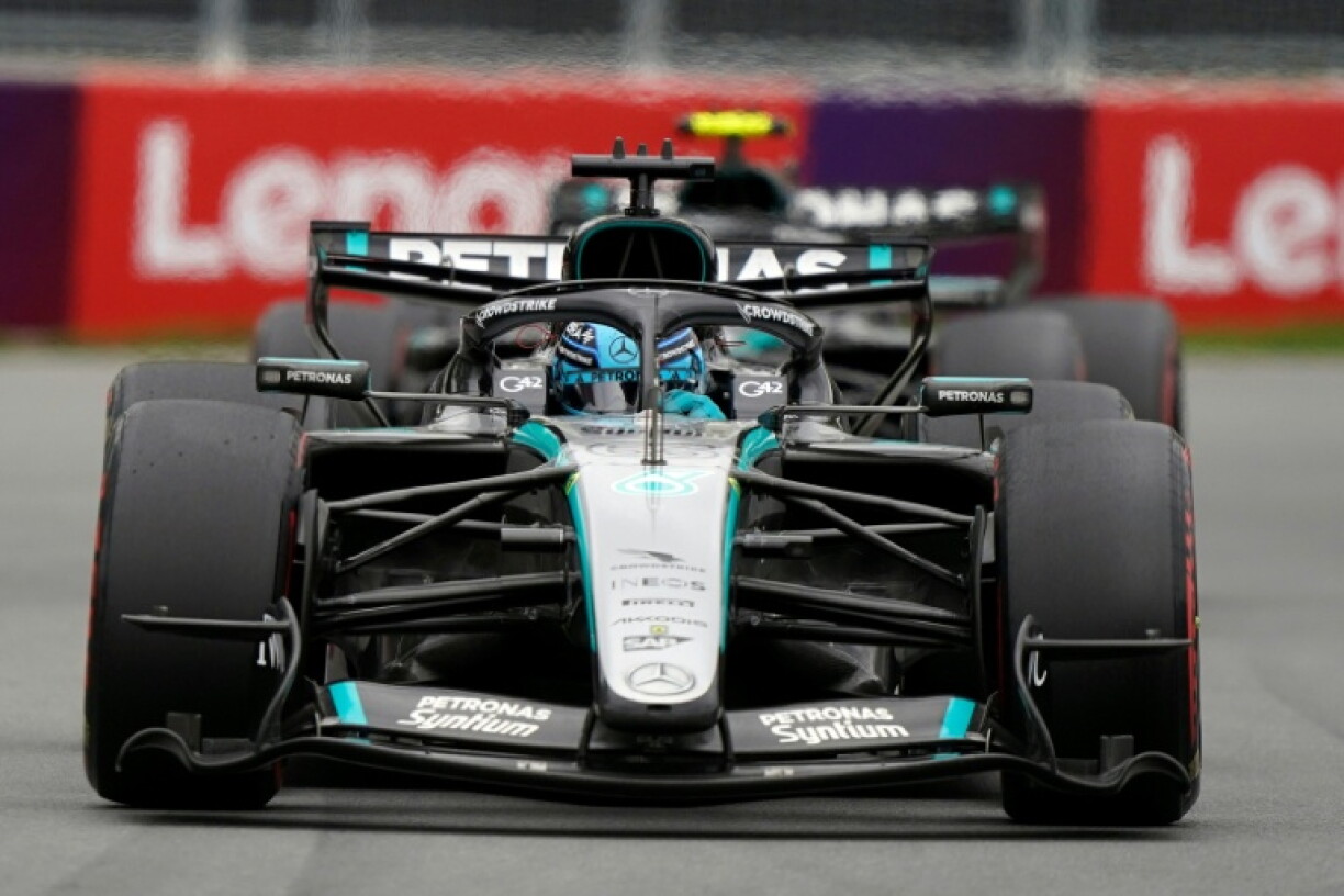 Le pilote britannique de Mercedes George Russell devance son coéquipier, le pilote italien de Mercedes Kimi Antonelli, lors du GP du Canada, disputé sur le circuit Gilles-Villeneuve à Montréal, le 24 mai 2026