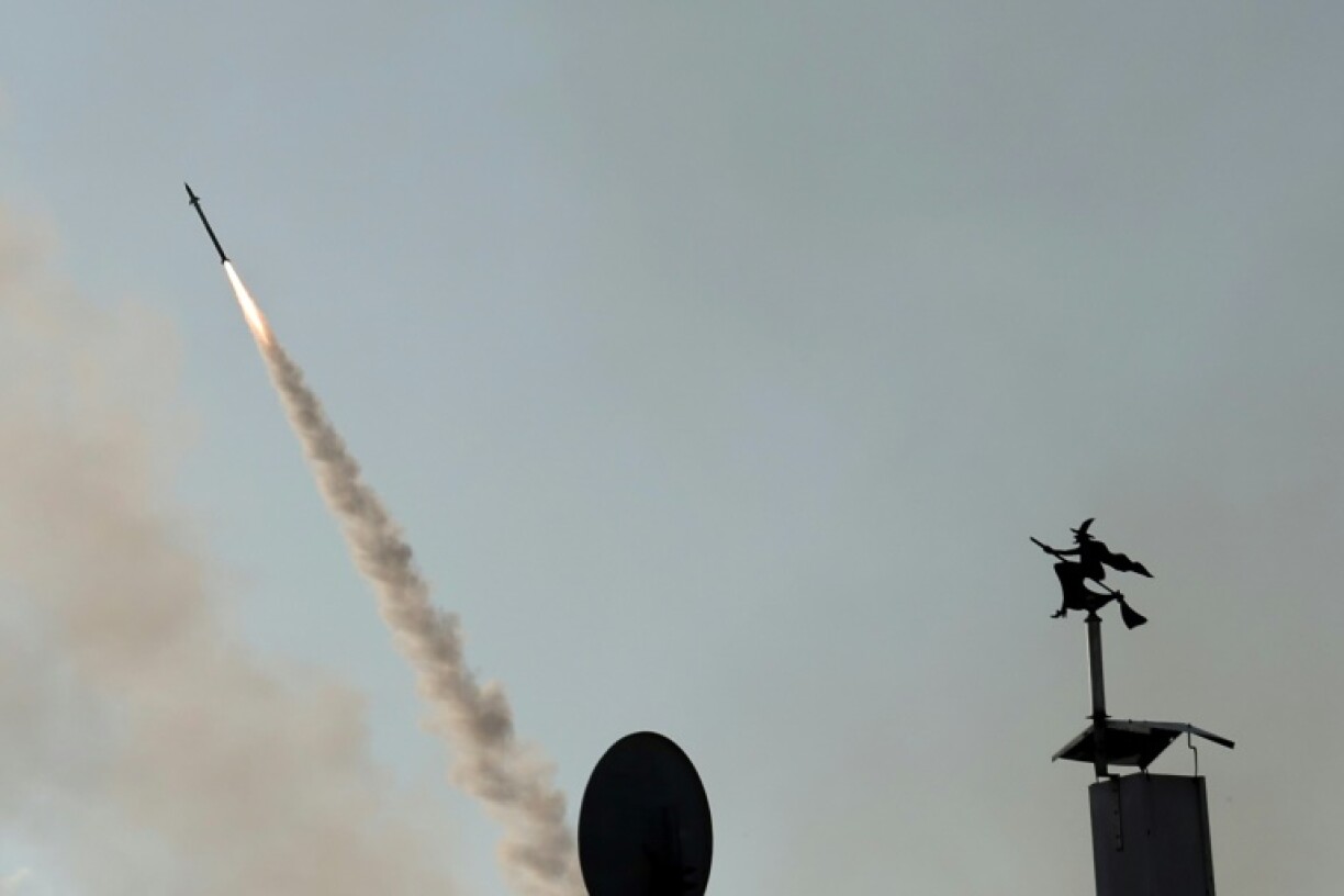Tir de missile israélien pour tenter d'intercepter une roquette du Hamas, à Ashkelon, le 10 octobre 2023