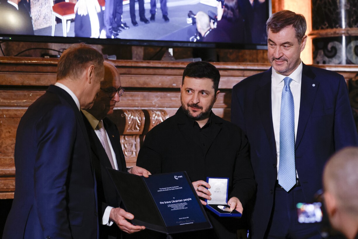 Den ukrainesche President kritt stellvertriedend fir säi ganzt Vollek den Ewald-von-Kleist-Präis op der Münchener Sécherheetskonferenz den 15. Februar 2026.