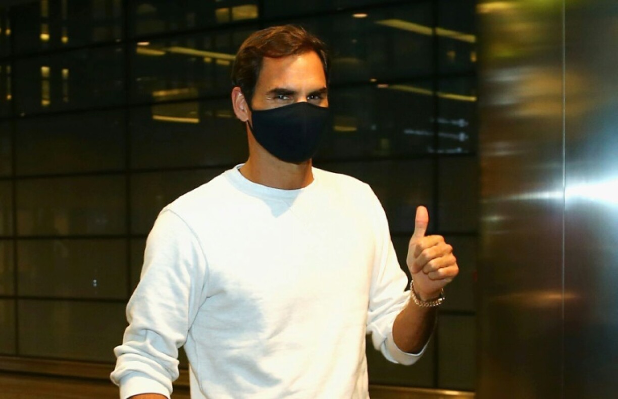 Le Suisse Roger Federer à son arrivée à l'aéroport de Doha, au Qatar, le 5 mars 2021