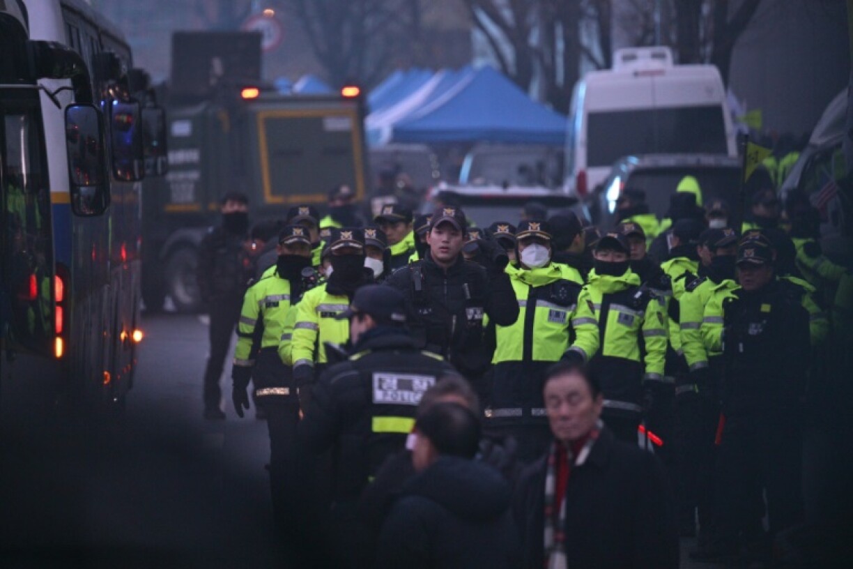 Des policiers devant la résidence du président déchu sud-coréen Yoon Suk Yeol le 6 janvier 2025