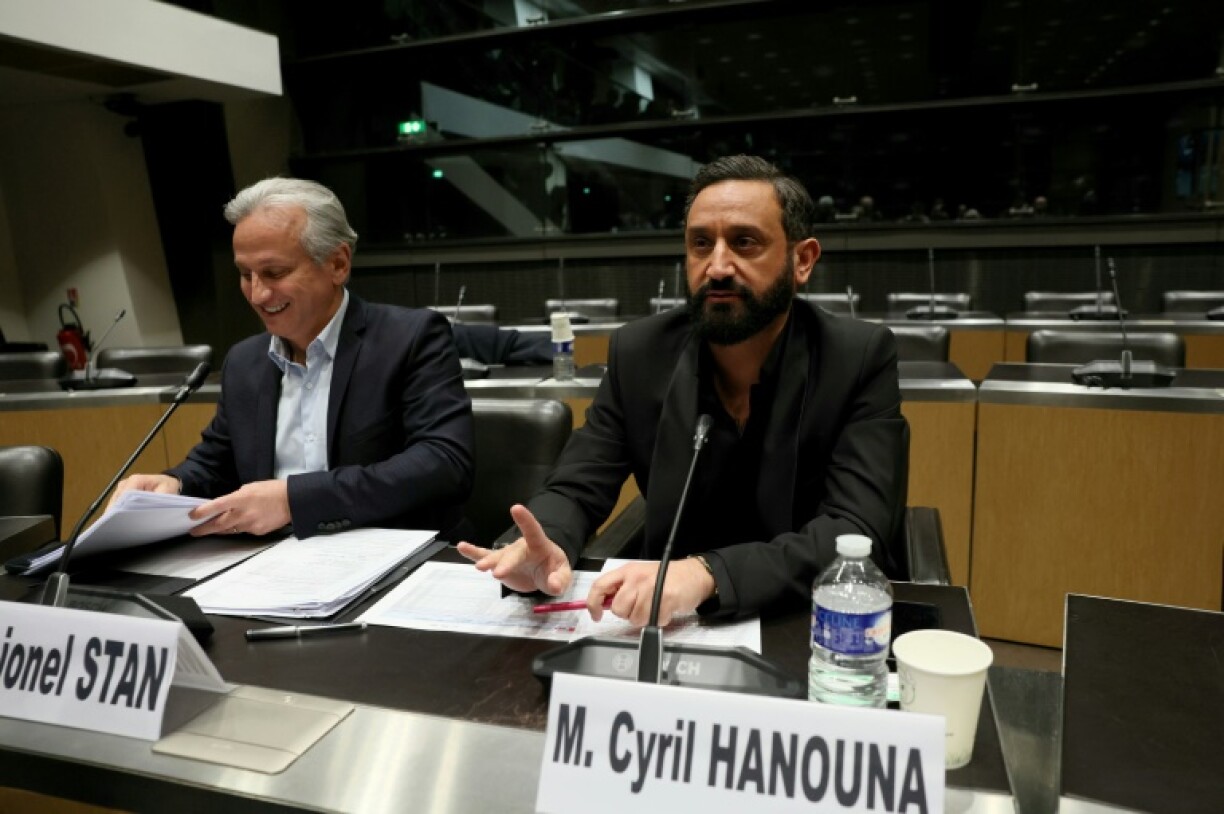 Le producteur de télévision Lionel Stan (g) et Cyril Hanouna devant la commission d'enquête parlementaire à l'Assemblée nationale le 14 mars 2024