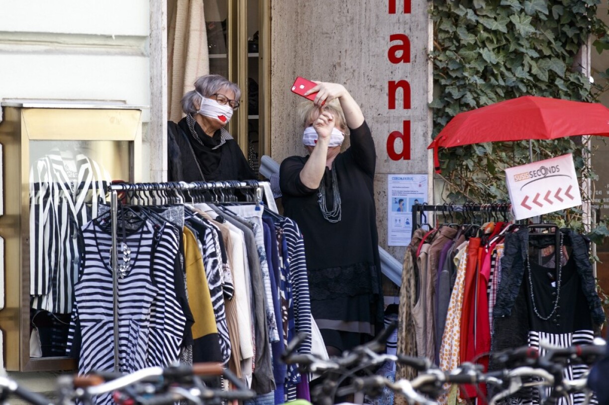 Des Autrichiens lors de la réouverture partielle des commerces à Graz, en mai dernier.