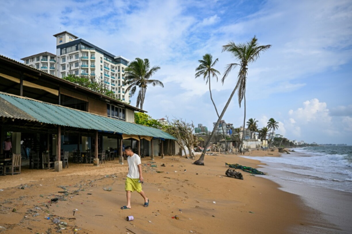 Un badaud passe devant le restaurant Beach Wadiya à Colombo, le 10 septembre 2026