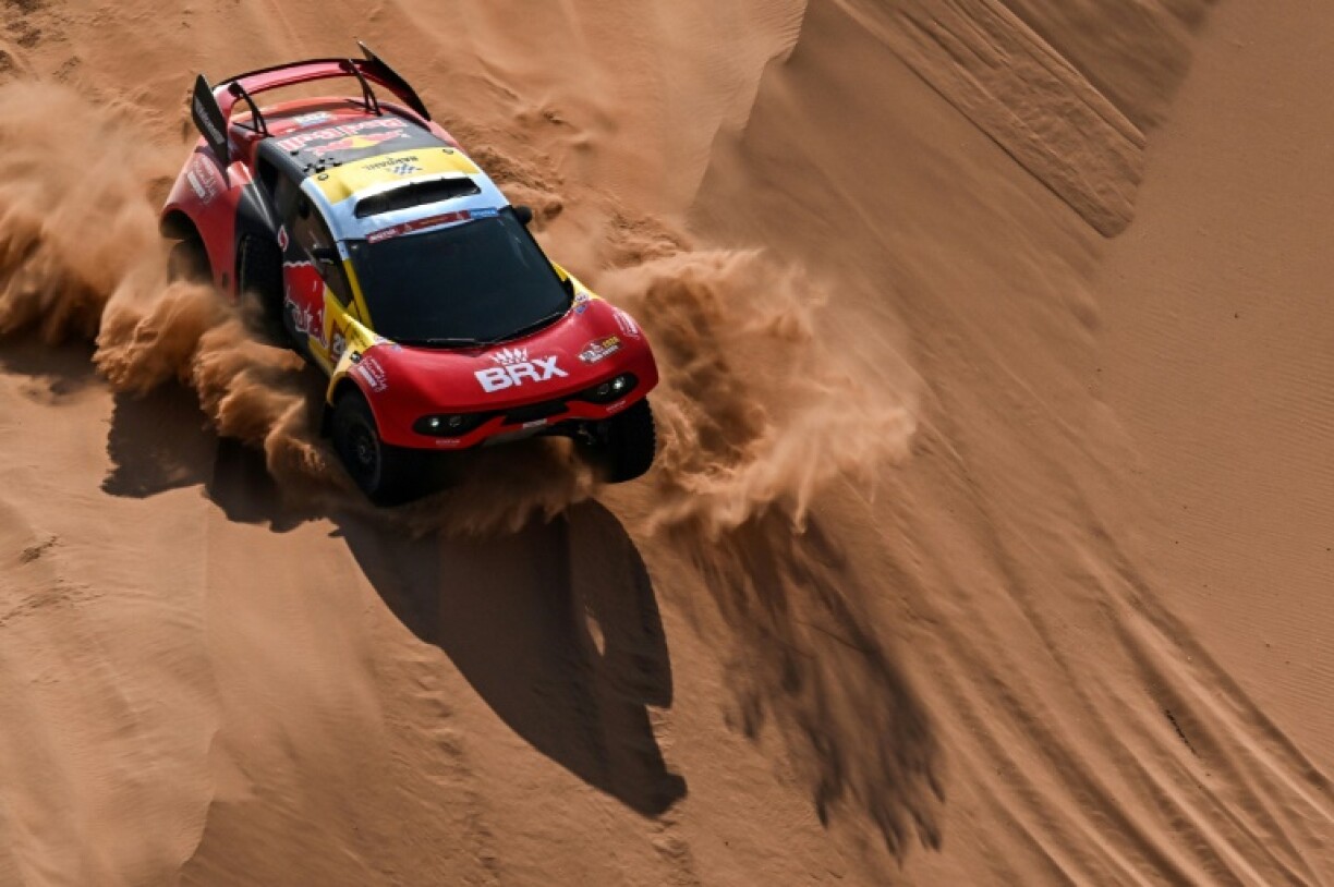 Le Français Sebastien Loeb et son co-pilote belge Fabian Lurquin lors de la seconde étape du Dakar 2024 entre Al Henakiyah et Al Duwadimi en Arabie saoudite le 7 janvier 2024