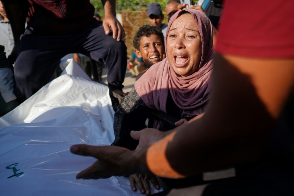 Une Palestinienne pleure après la mort d'un membre de sa famille tué lors d'un bombardement, à l'hôpital Nasser de Khan Younès, dans le sud de la bande de Gaza, le 14 août 2024