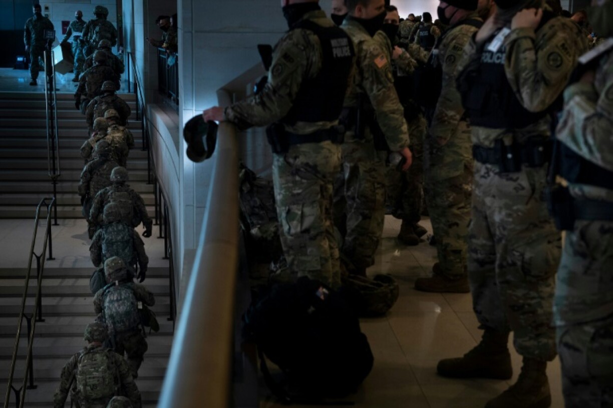 Des membres de la Garde nationale américaine déployés dans le centre des visiteurs du Capitole à Washington, le 13 janvier 2021