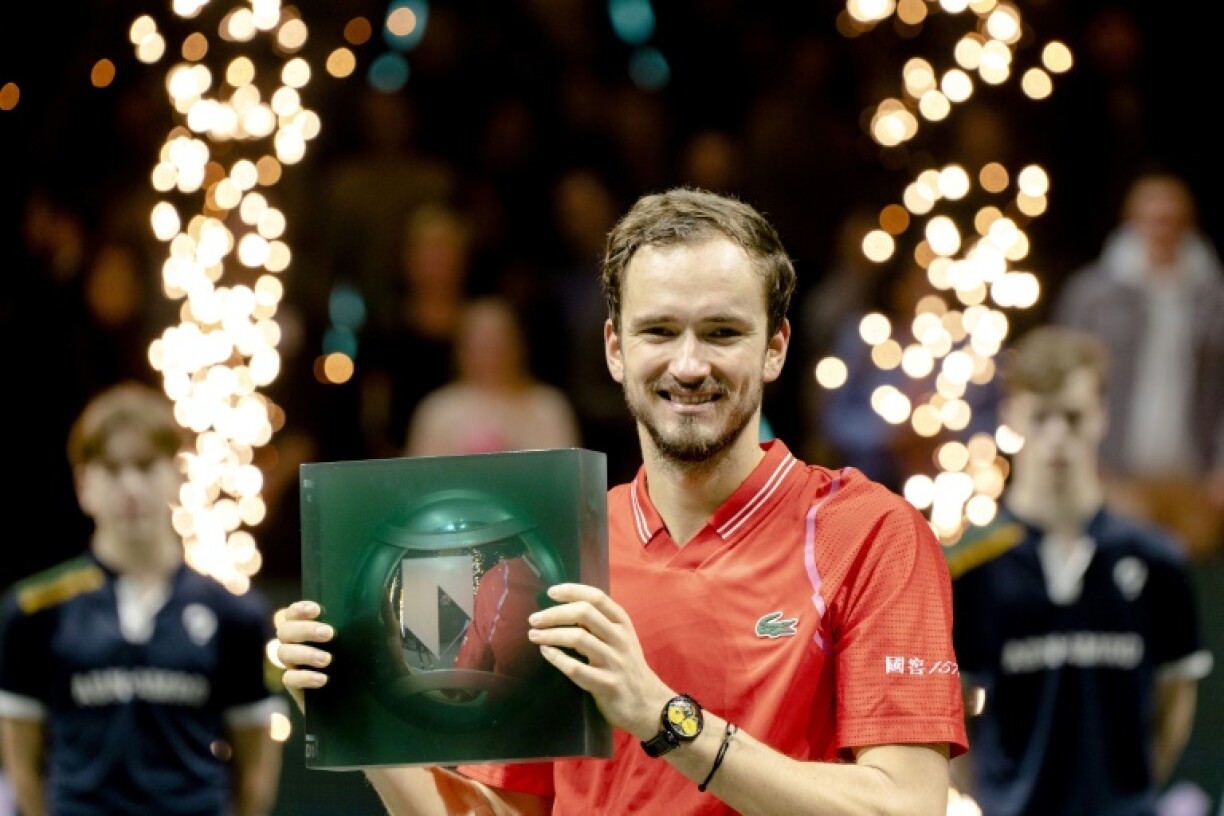 Le Russe Daniil Medvedev brandit le trophée du vainqueur du tournoi ATP de Rotterdam le 19 février 2023 aux Pays-Bas