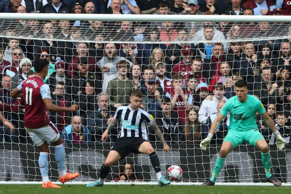 L'attaquant d'Aston Villa, Ollie Watkins (g), marque un troisième but contre Newcastle United au Villa Park de Birmingham, le 15 avril 2023