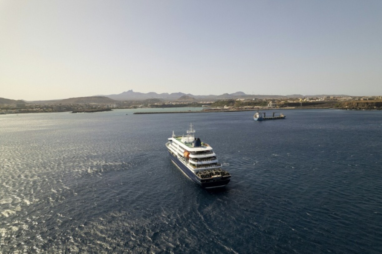 Le navire de croisière MV Hondius, près du port de Praia (Cap-Vert), le 3 mai 2026