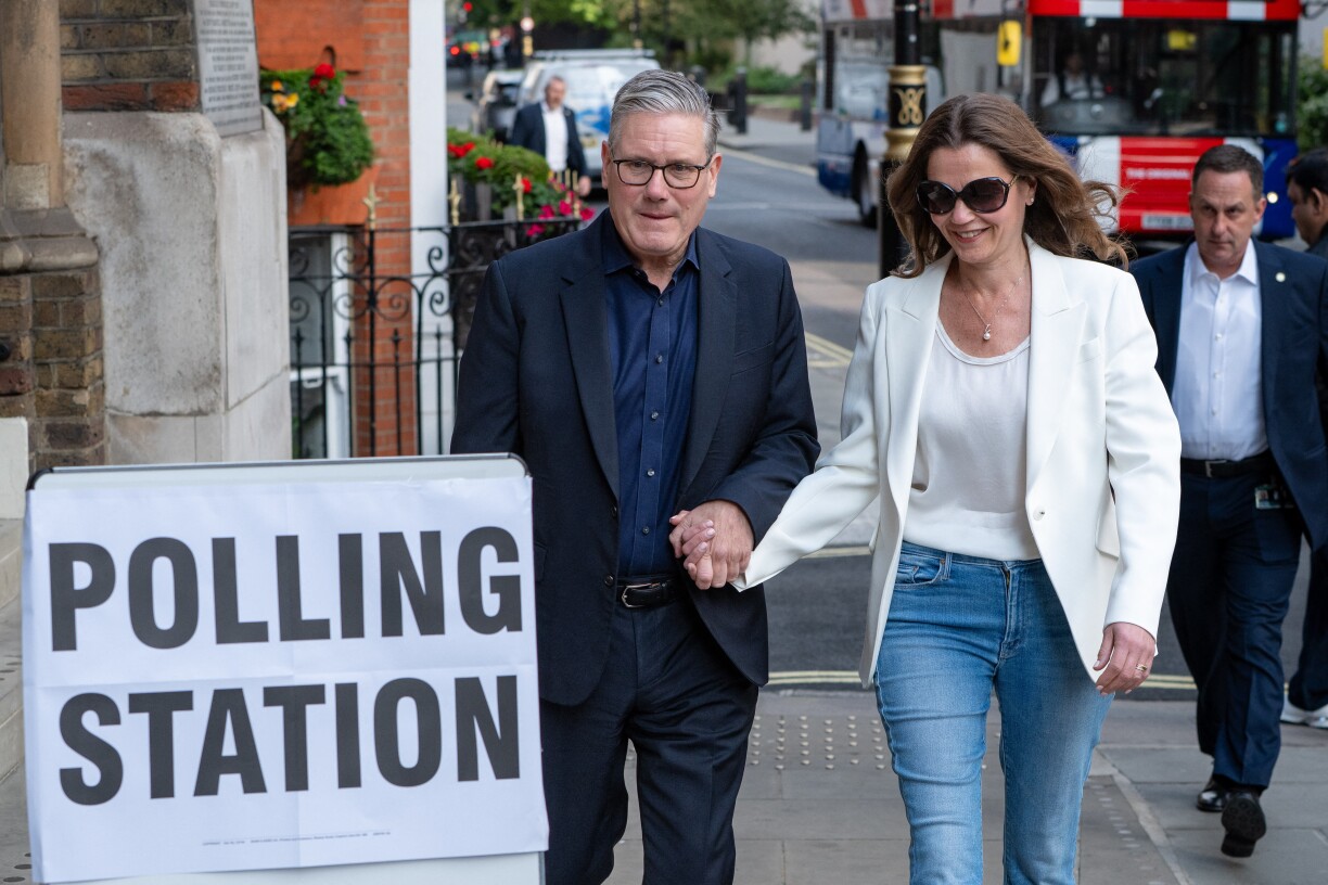 De Keir Starmer a seng Fra Victoria, nodeems si um Donneschdeg hir Stëmmen ofginn hunn.