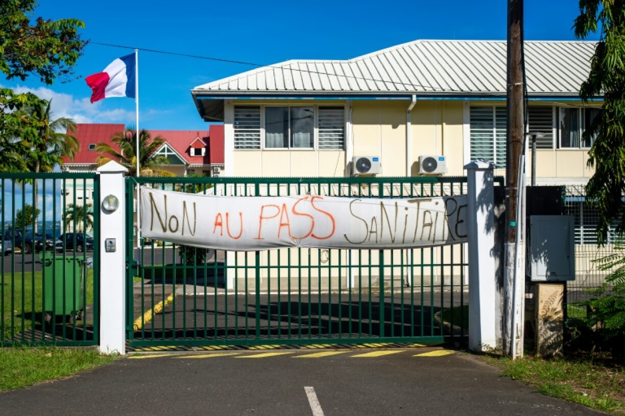 Une bannière anti-pass sanitaire installée sur la grille de la caserne des pompiers de Petit-Bourg, en Guadeloupe, le 21 novembre 2021