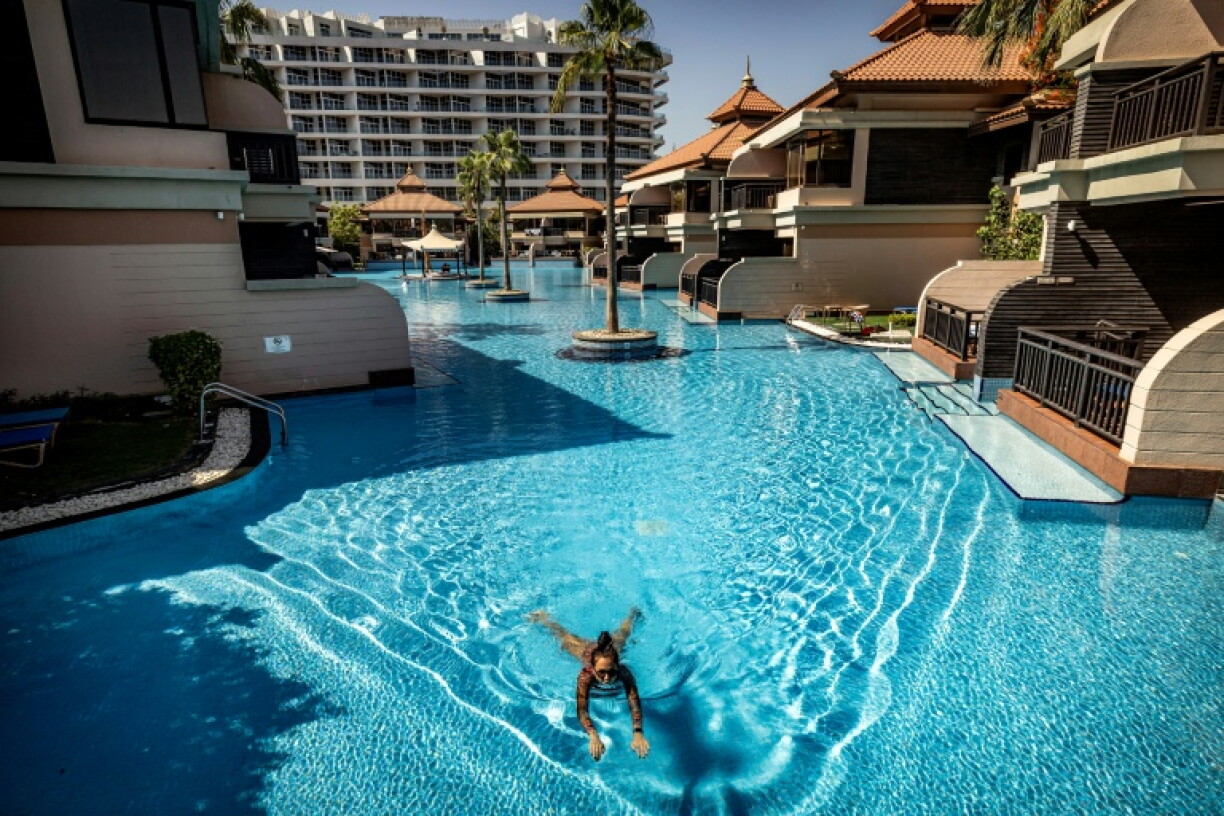 Une femme nage dans la piscine de l'hôtel Anantara The Palm à Dubaï, le 6 juin 2026
