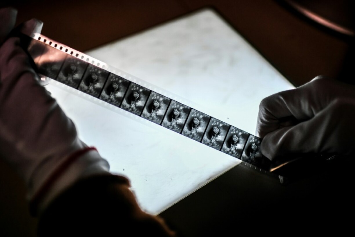 Pellicule du film muet Napoléon (1927) d'Abel Gance en cours de restauration à Montigny-le-Bretonneux, le 6 mai 2021