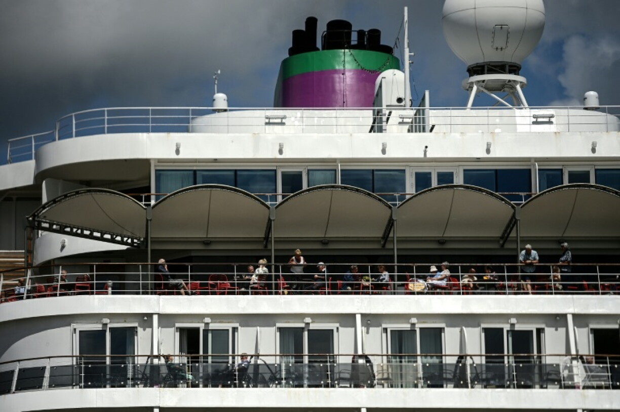 Des passagers du paquebot Ambition, confinés à bord dans le port de Bordeaux, le 13 mai 2026 en Gironde