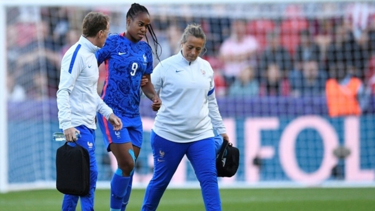 L'attaquante de l'équipe de France Marie-Antoinette Katoto quitte le terrain, après s'être blessée au genou droit, lors du match de l'Euro 2022 face à la Belgique, le 14 juillet 2022 au New York Stadium à Rotherham (Angleterre)