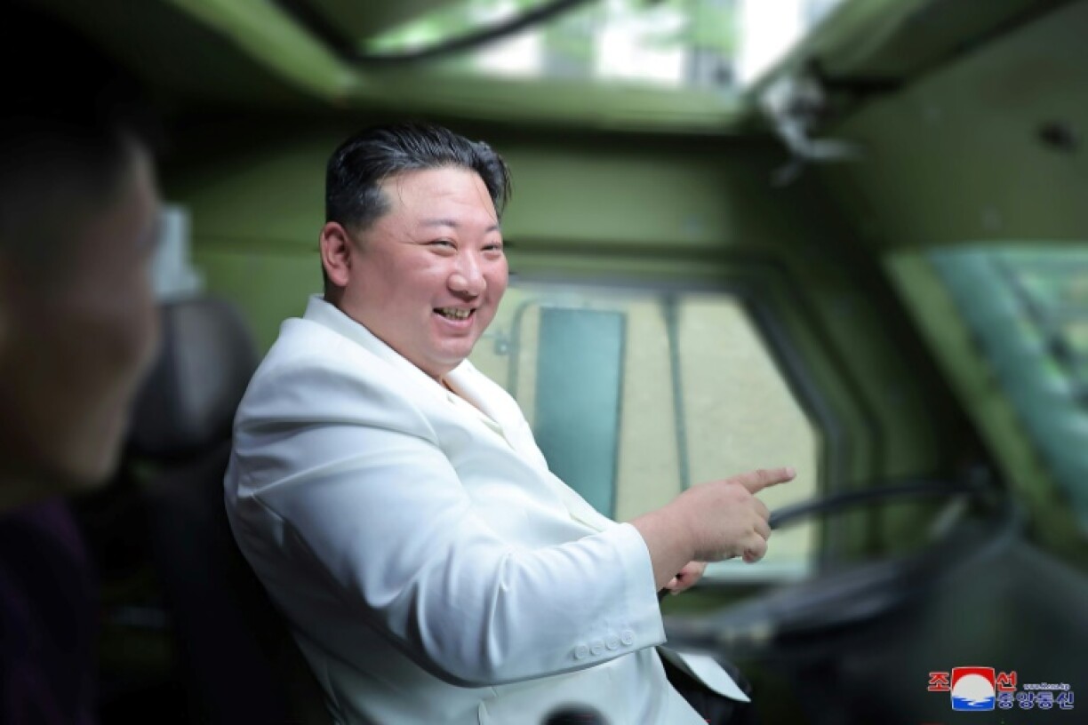 Une photo diffusée par l'agence d'Etat nord-coréenne KCNA montre le dirigeant Kim Jong Un au volant d'un véhicule blindé pendant une visite d'une usine d'armement