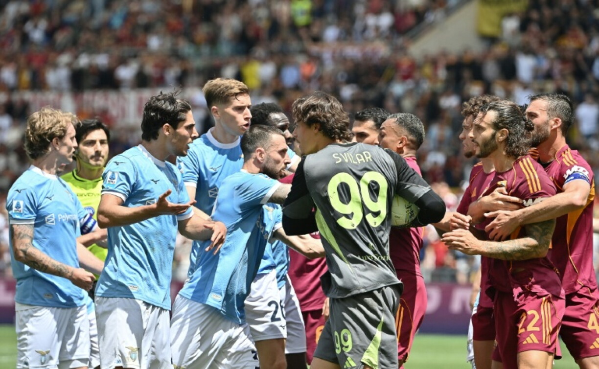 Le gardien de but de l'AS Rome Mile Svilar face à l'attaquant de la Lazio Matteo Cancellieri durant le match de la 37e journée du Championnat d'Italie le 17 mai 2026 au Stade olympique