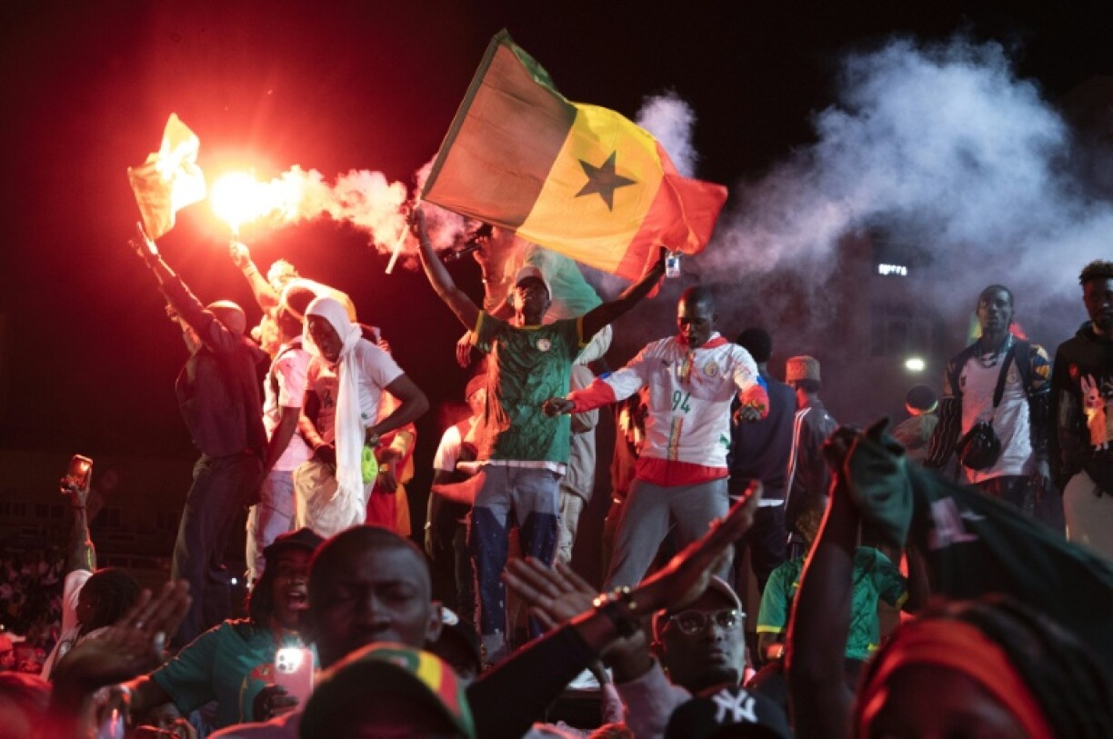 Des supporters sénégalais célèbrent la victoire de leur pays à la CAN-2025, le 18 janvier 2026 à Dakar