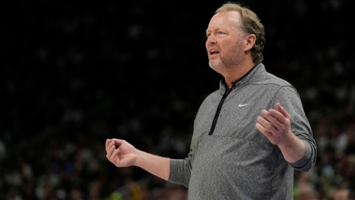 L'entraîneur américain Mike Budenholzer avec les Bucks de Milwaukee lors d'un match de play-offs contre le Heat de Miami, le 19 avril 2023 à Milwaukee