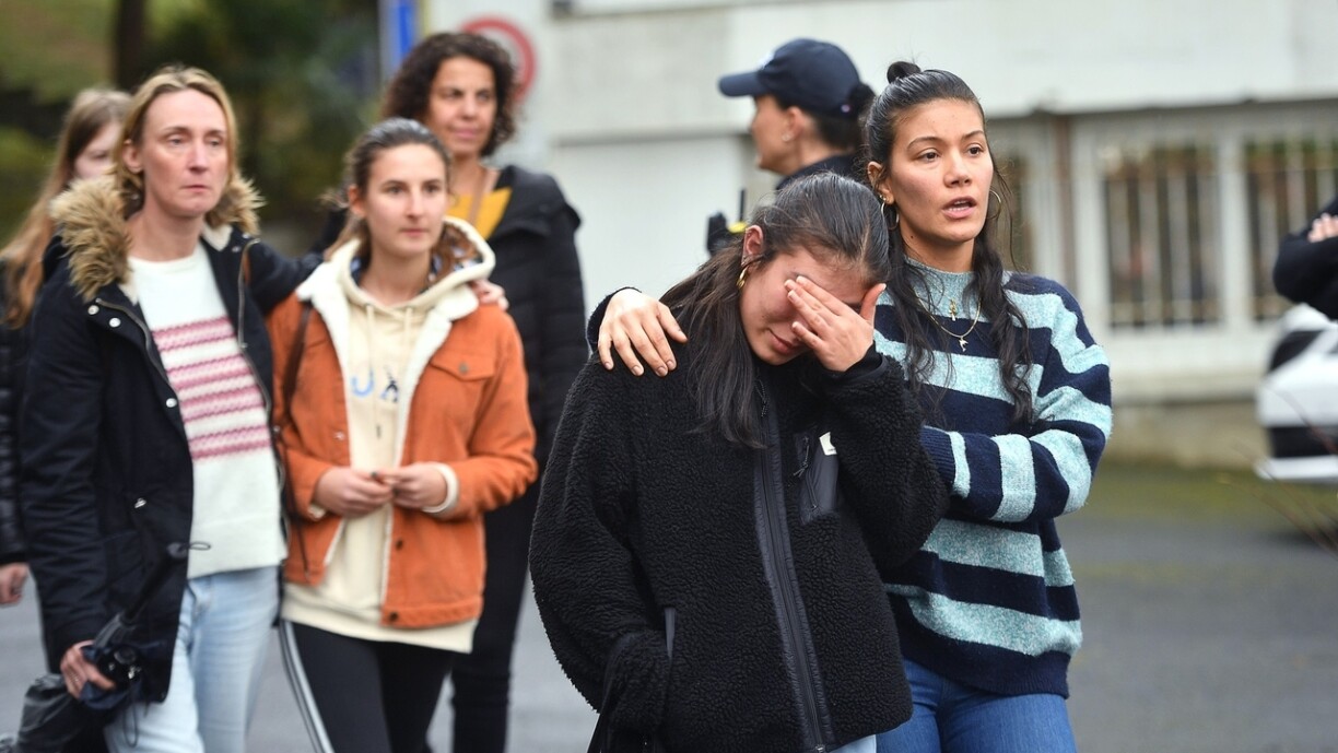Une lycéenne quitte son établissement à Saint-Jean-de-Luz, où une enseignante a été poignardée.