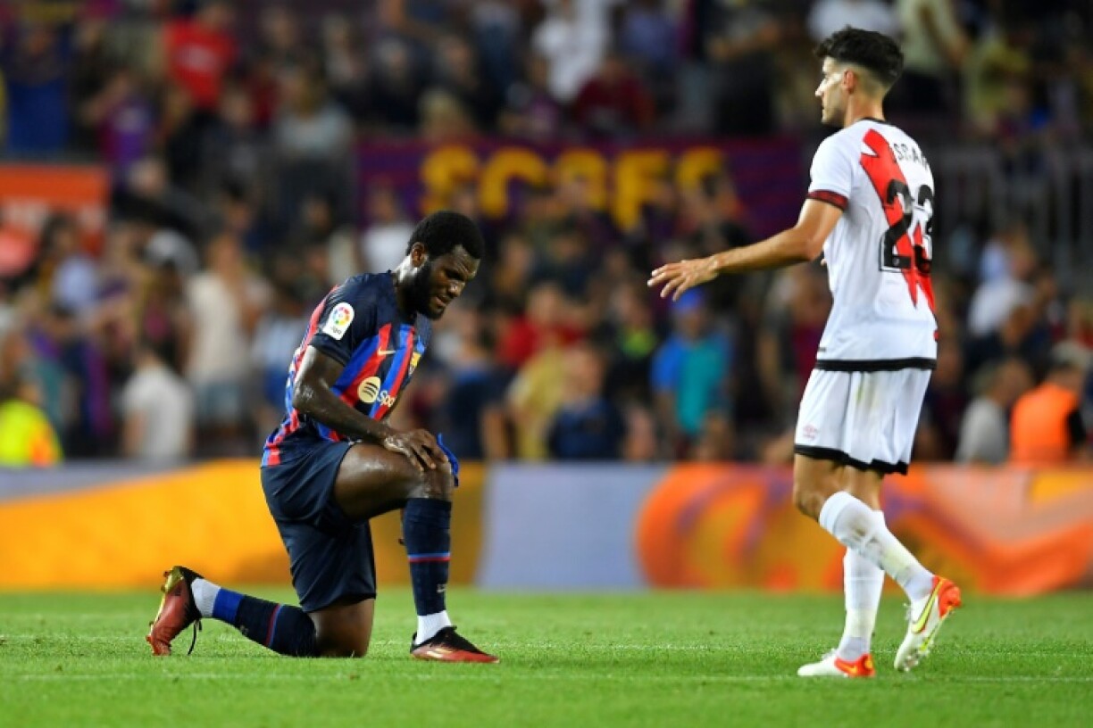 Le milieu de terrain ivoirien du FC Barcelone, Franck Kessie (G), face au milieu de terrain espagnol du Rayo Vallecano, Oscar Valentin, à la fin du match, le 13 mai 2022 au Camp Nou