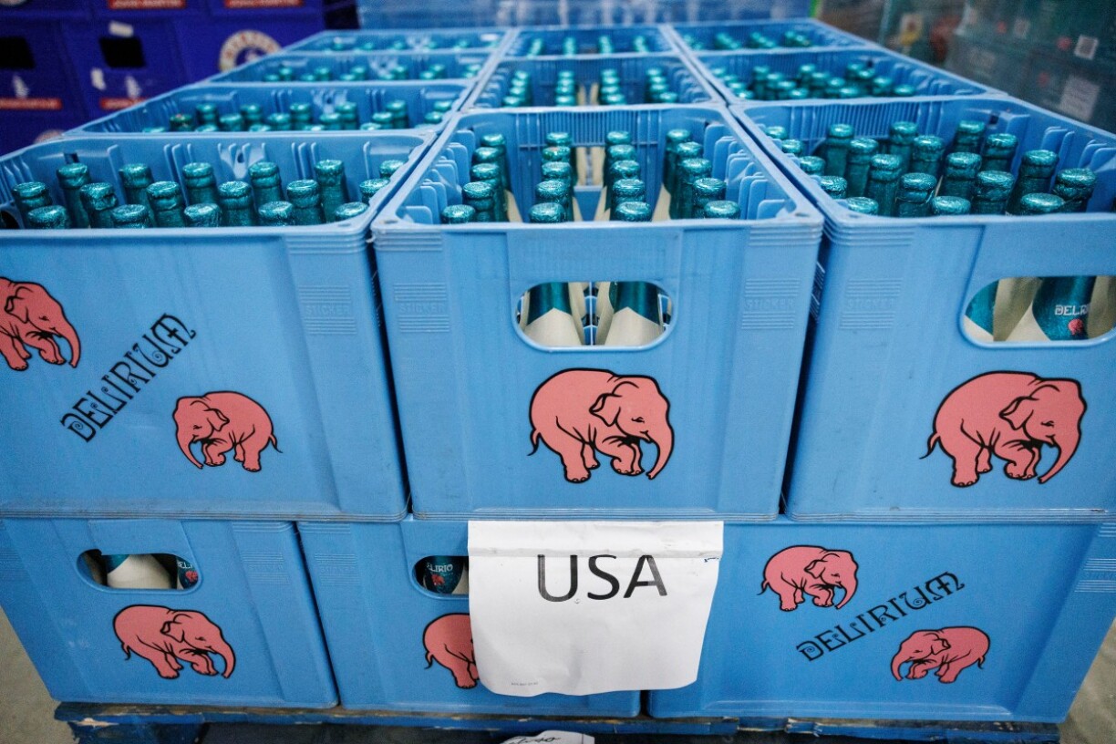 Des bacs de bière en attente d'exportation vers les États-Unis depuis la brasserie belge Delirium Tremens.
