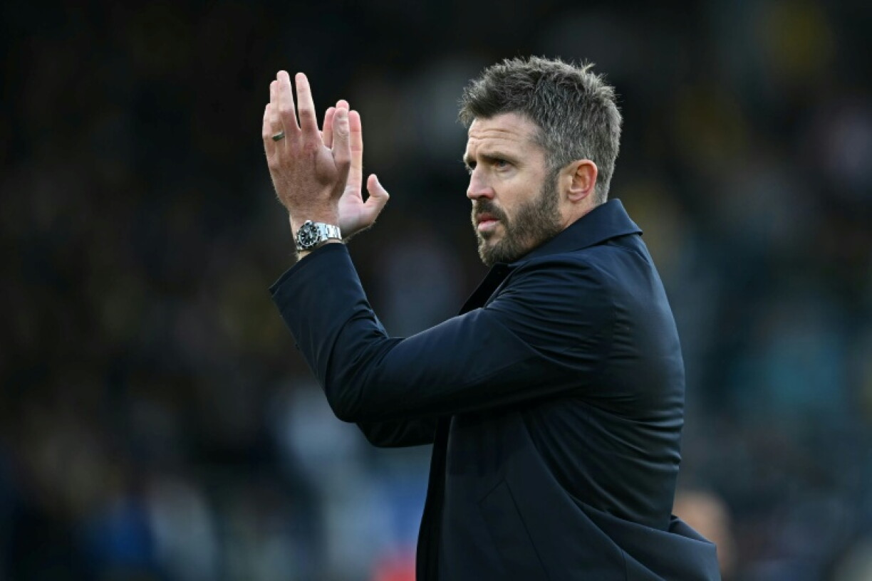 Michael Carrick salue les supporters après le match nul de Manchester United à Leeds, le 18 octobre 2026