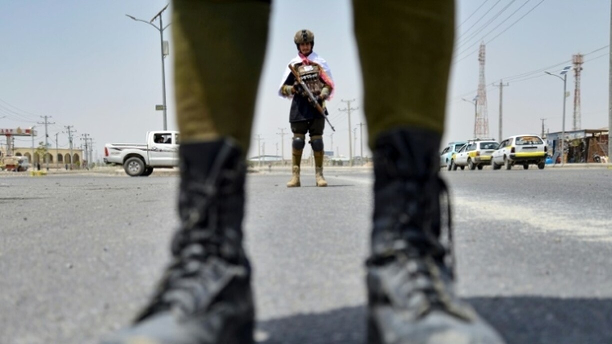 Les forces de sécurité talibanes montent la garde à un point de contrôle à Kandahar, dans le sud de l'Afghanistan, le 13 août 2024