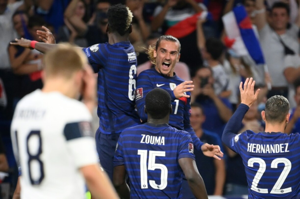 La joie de l'attaquant français Antoine Griezmann, félicité par ses coéquipiers, après avoir marqué son 2e but contre la Finlande, lors des qualifications pour le Mondial-2022 au Qatar, le 7 septembre 2021 au Groupama Stadium à Décines-Charpieu, près de Lyon