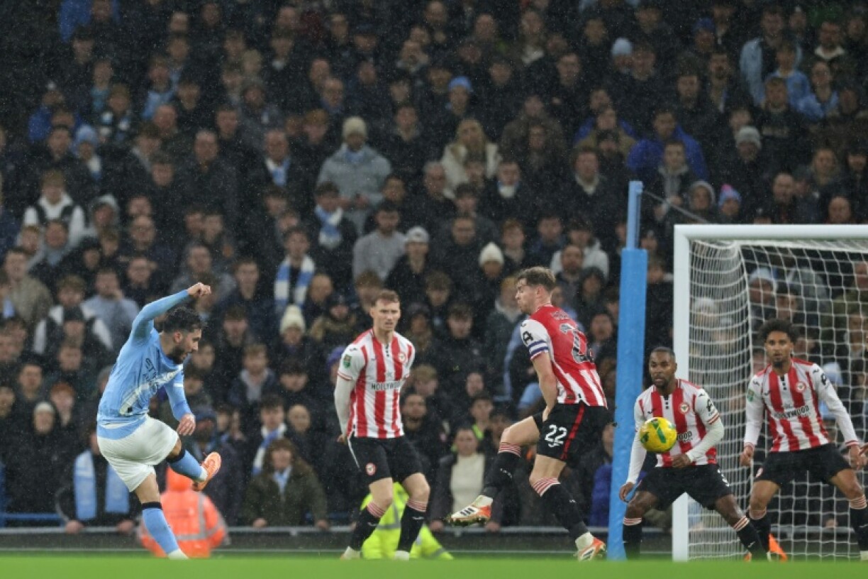 Rayan Cherki marque le premier but de Manchester City mercredi en Coupe de la League contre Brentford à l'Etihad stadium de Manchester.