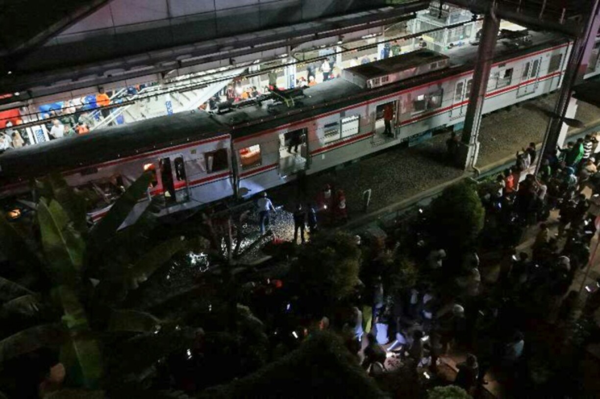 Vue aérienne de wagons endommagés après une collision entre deux trains à la gare de Bekasi Timur à Bekasi, le 27 avril 2026 en Indonésie