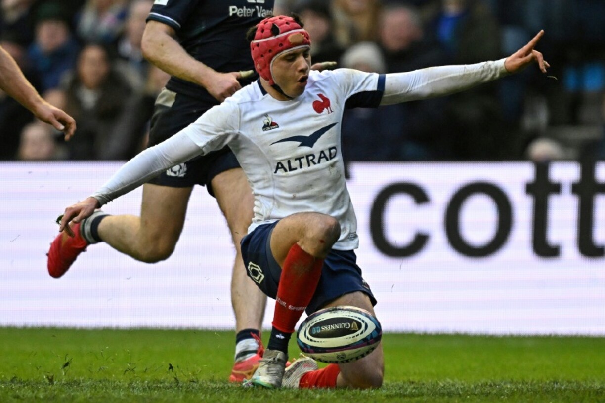 Louis Bielle-Biarrey célèbre son essai décisif contre l'Ecosse, le 10 février 2024 à Edimbourg