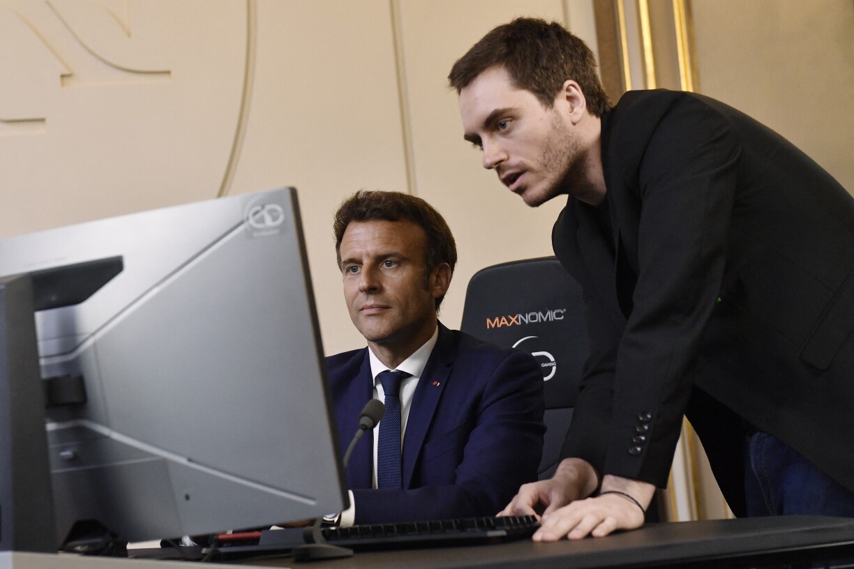 L'image a presque 4 ans : le président français Emmanuel Macron joue à un jeu vidéo à côté d'Adrien Nougaret, alias ZeratoR, lors d'une rencontre avec des joueurs français de jeux vidéo esport au palais de l'Élysée à Paris, le 3 juin 2022.