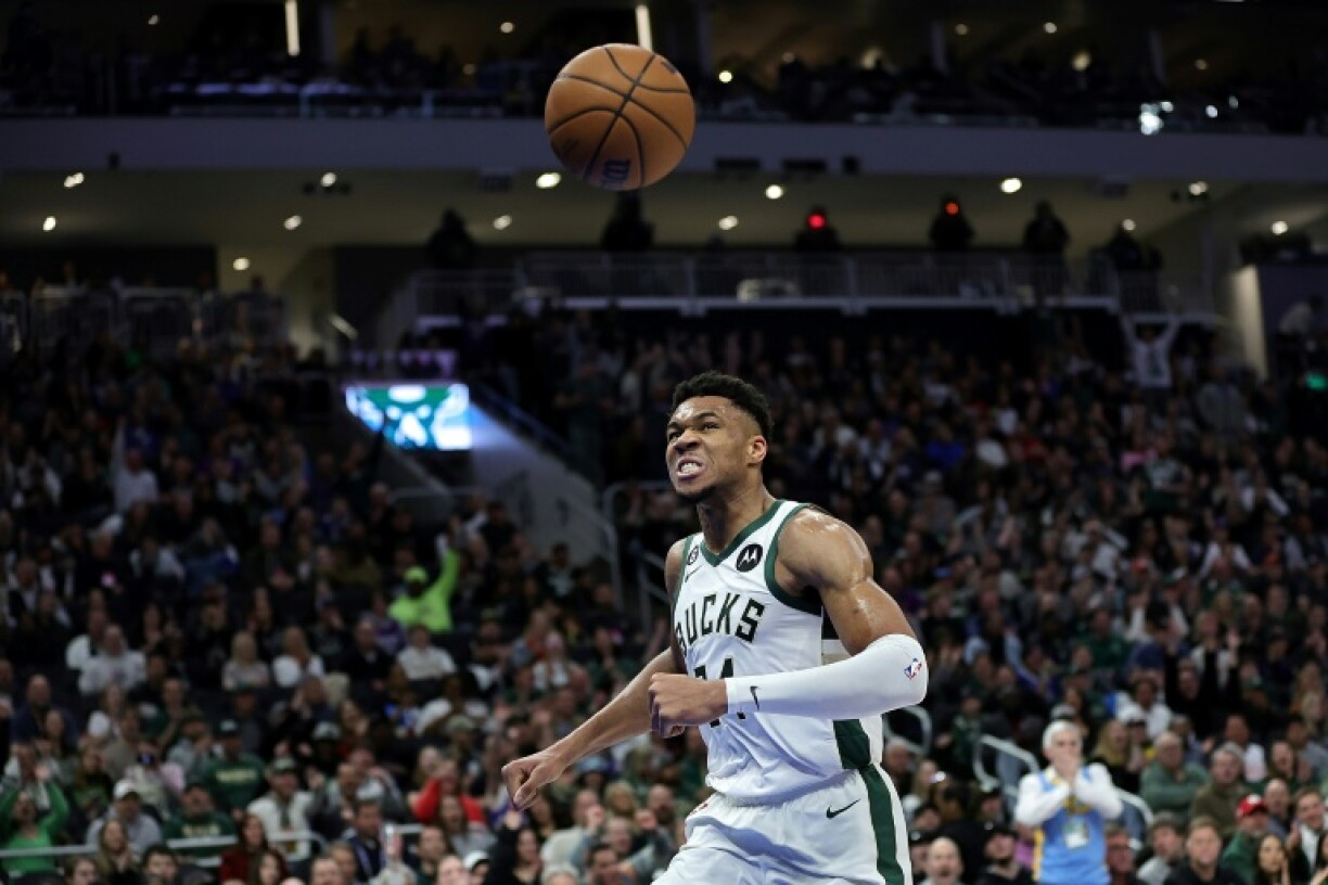 La star des Milwaukee Bucks Giannis Antetokounmpo célèbre un dunk lors d'un match de NBA contre les Philadelphia 76ers, le 2 avril 2023 à Milwaukee