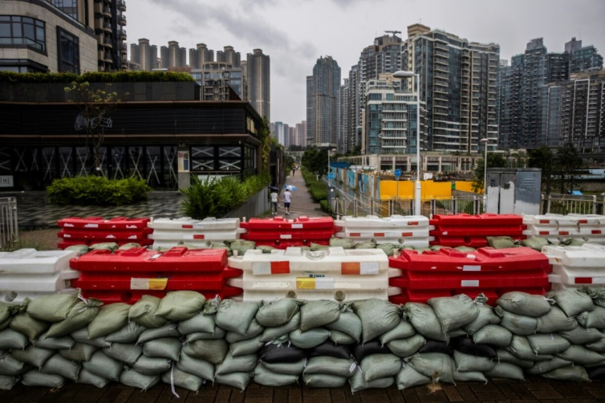 Des sacs de sable entassés pour prévenir les inondations à Tseung Kwan O à Hong Kong le 1er septembre 2023, avant l'arrivée prévue du super typhon Saola.