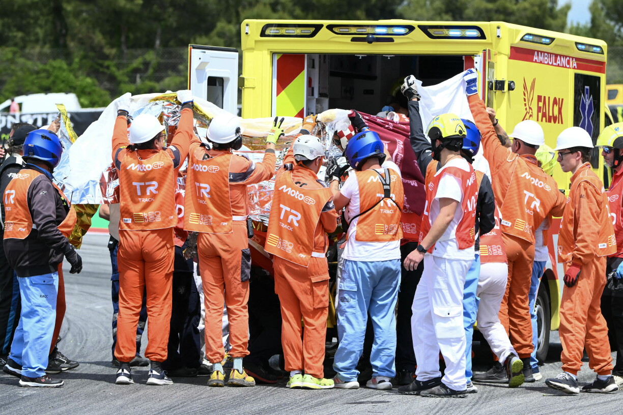 Des secouristes et des officiels chargent Alex Marquez, pilote de l'équipe Gresini Racing MotoGP, dans une ambulance après sa chute lors du Grand Prix de Catalogne MotoGP 2026 sur le circuit de Montmeló.