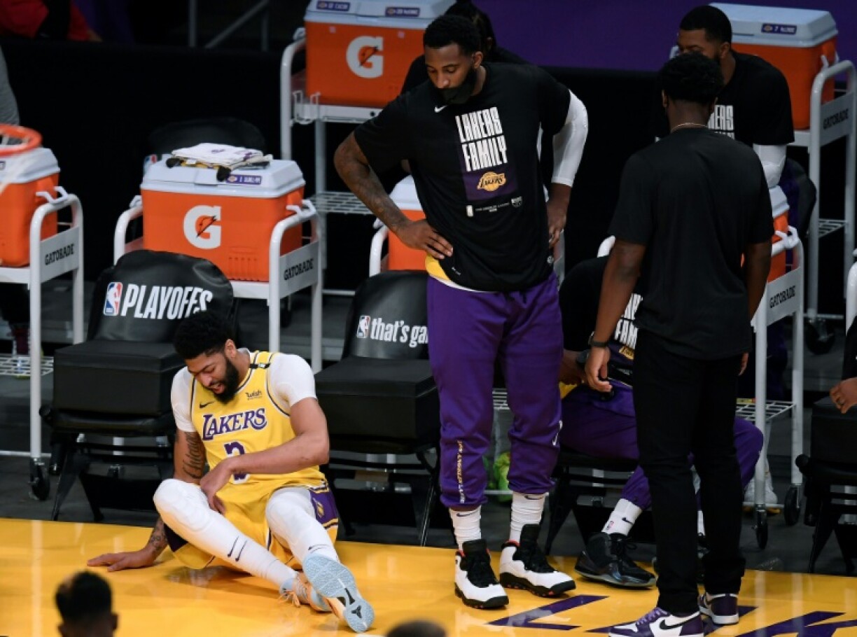 Le pivot des Los Angeles Lakers, Anthony Davis, de nouveau blessé, lors du 6e match du 1er tour des playoffs NBA face aux Phoenix Suns, le 3 juin 2021 au Staples Center à Los Angeles