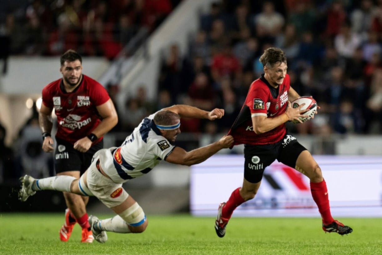 Baptiste Serin (R) makes a break for Toulon