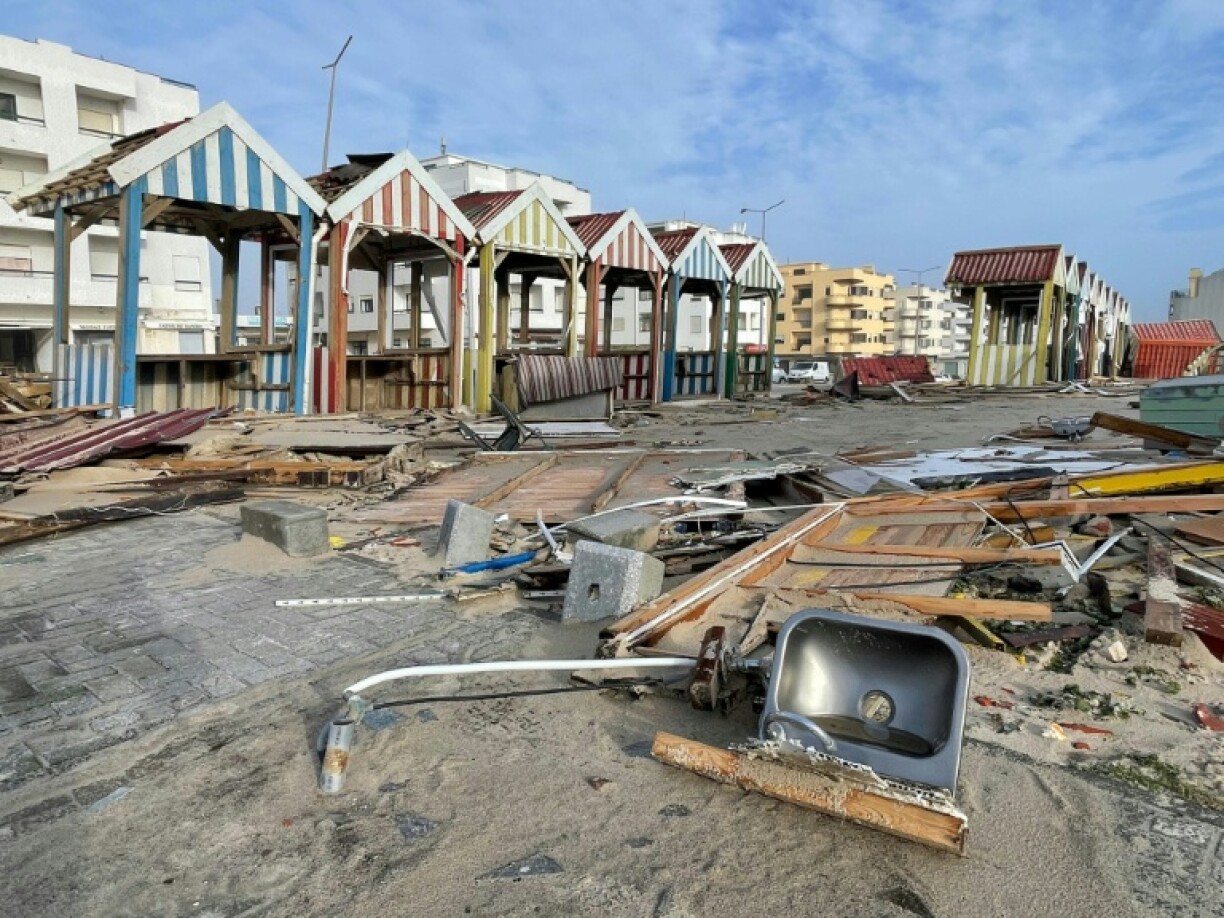 Des débris et des cabanes détruites à Praia da Vieira, après le passage de la tempête Kristin au Portugal, le 29 janvier 2026