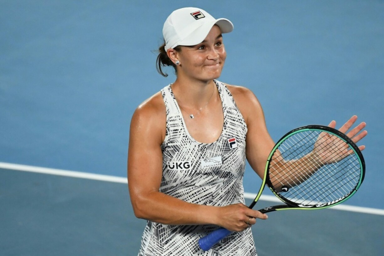 Ashleigh Barty partage sa joie avec son public après sa victoire sur l'Américaine Madison Keys à Melbourne, le 27, janvier 2022